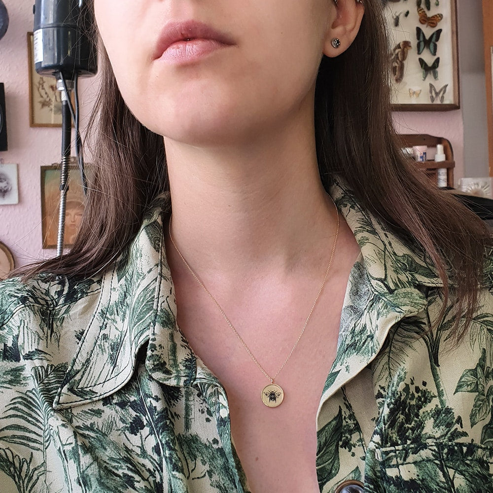 Round Bee Necklace Necklaces Anzu   